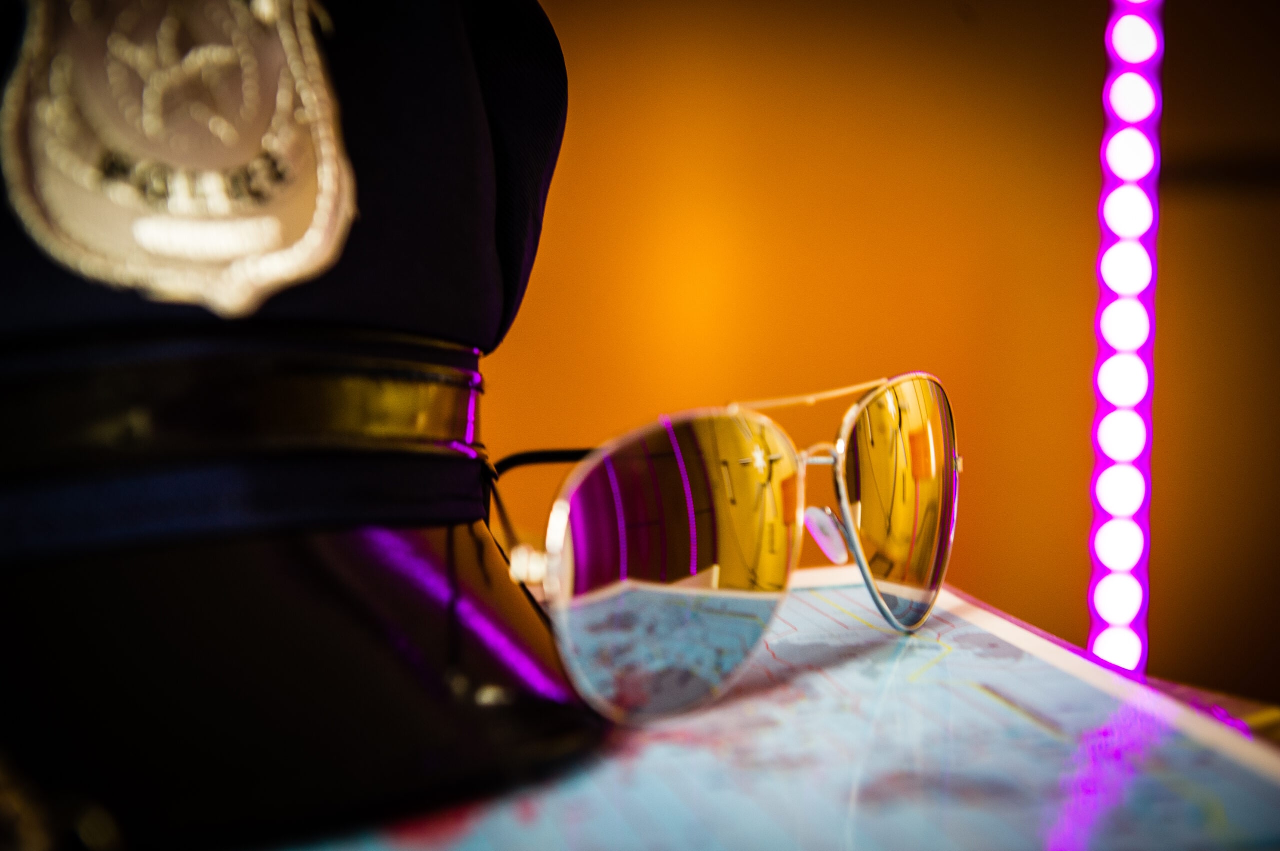 Brille, Kappe und pinke Neonröhre: Detail des Escape Games Der Tresor von Time-Busters Wien