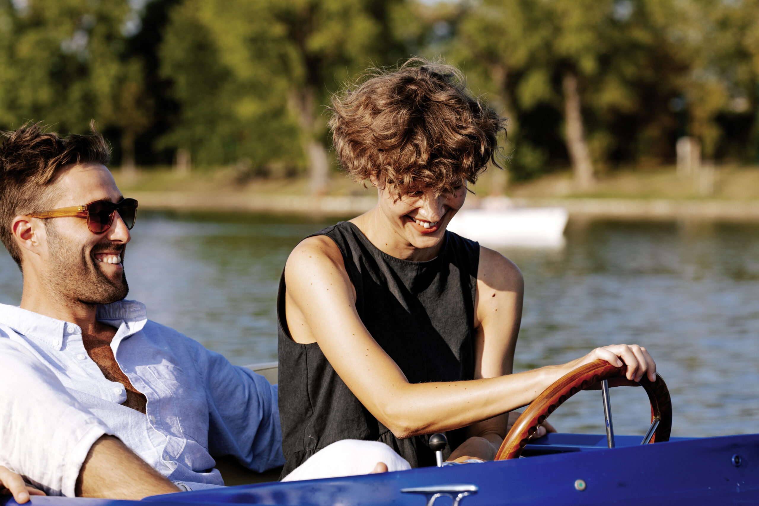 Paar fährt Motorboot auf dem Donaukanal