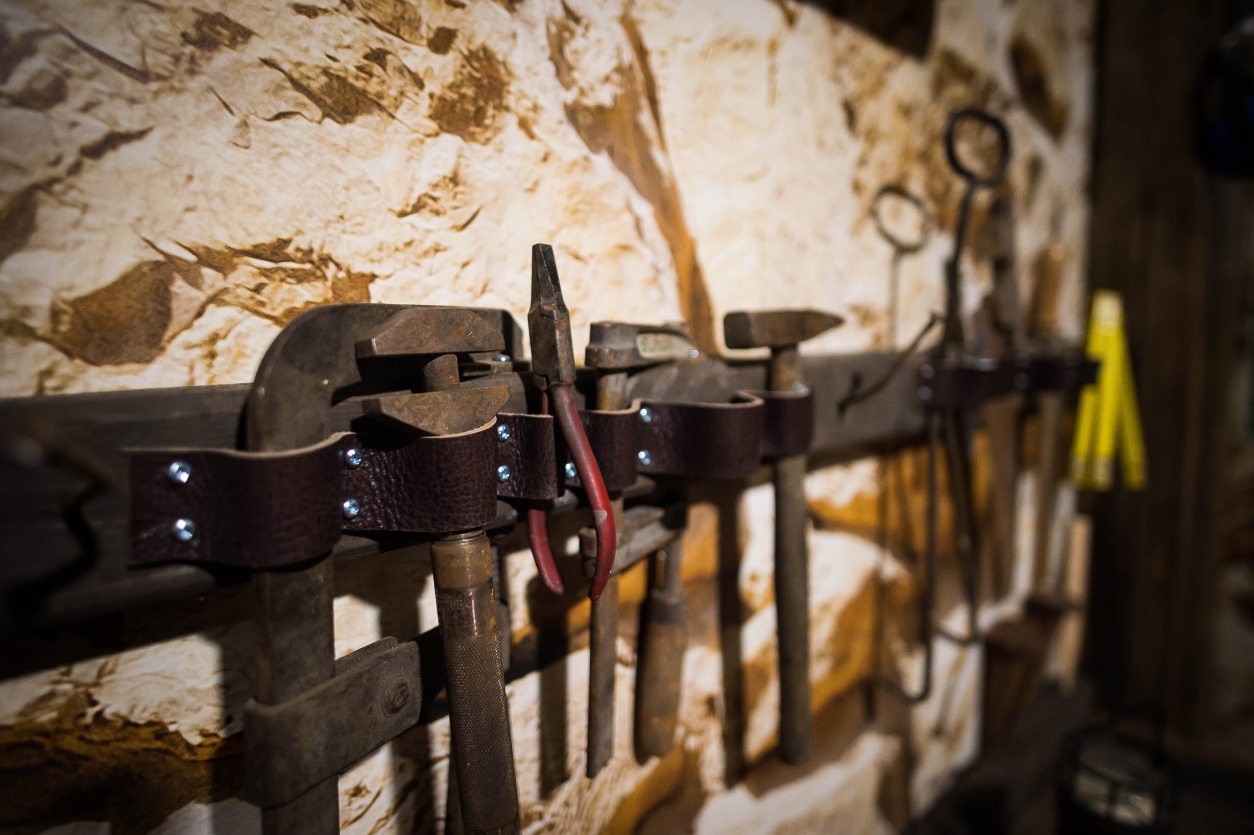 Metallwerkzeug hängend an Steinwand, ein Symbol für Escape Games bei den Time-Busters Wien