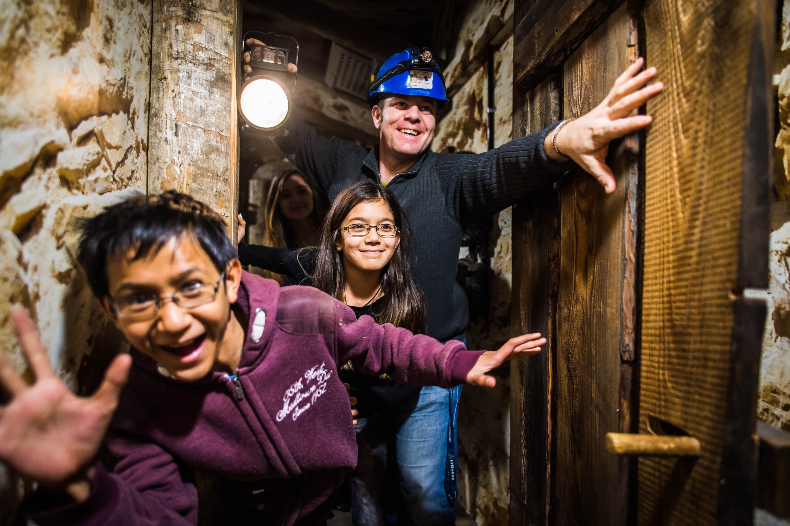 Kinder und Familie beim Escape Game Bergwerg von Time-Busters Wien
