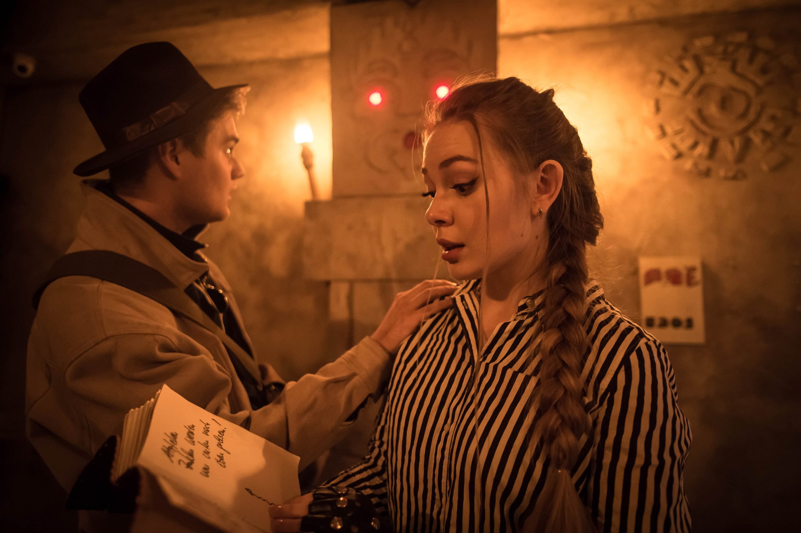 Zwei Personen spielen ein Escape Game-Abenteuer bei den Time-Busters Wien