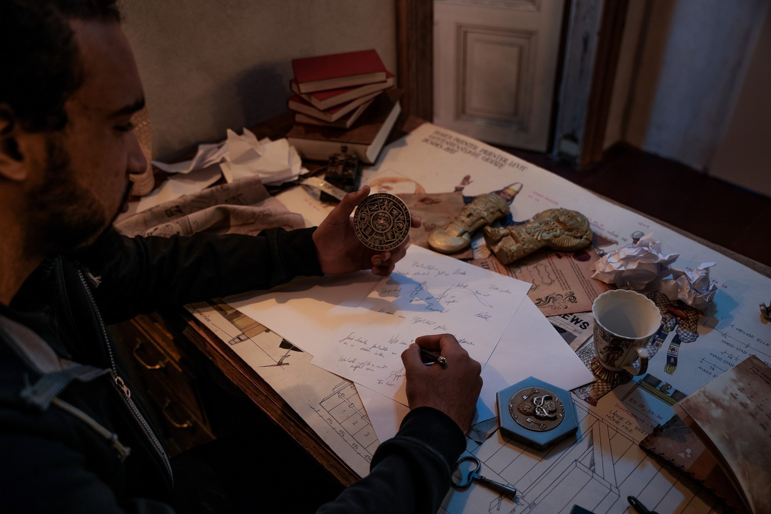 Mann am Schreibtisch mit historischen Gegenständen: Details aus dem Exit Room Der Offizier von Time-Busters Wien
