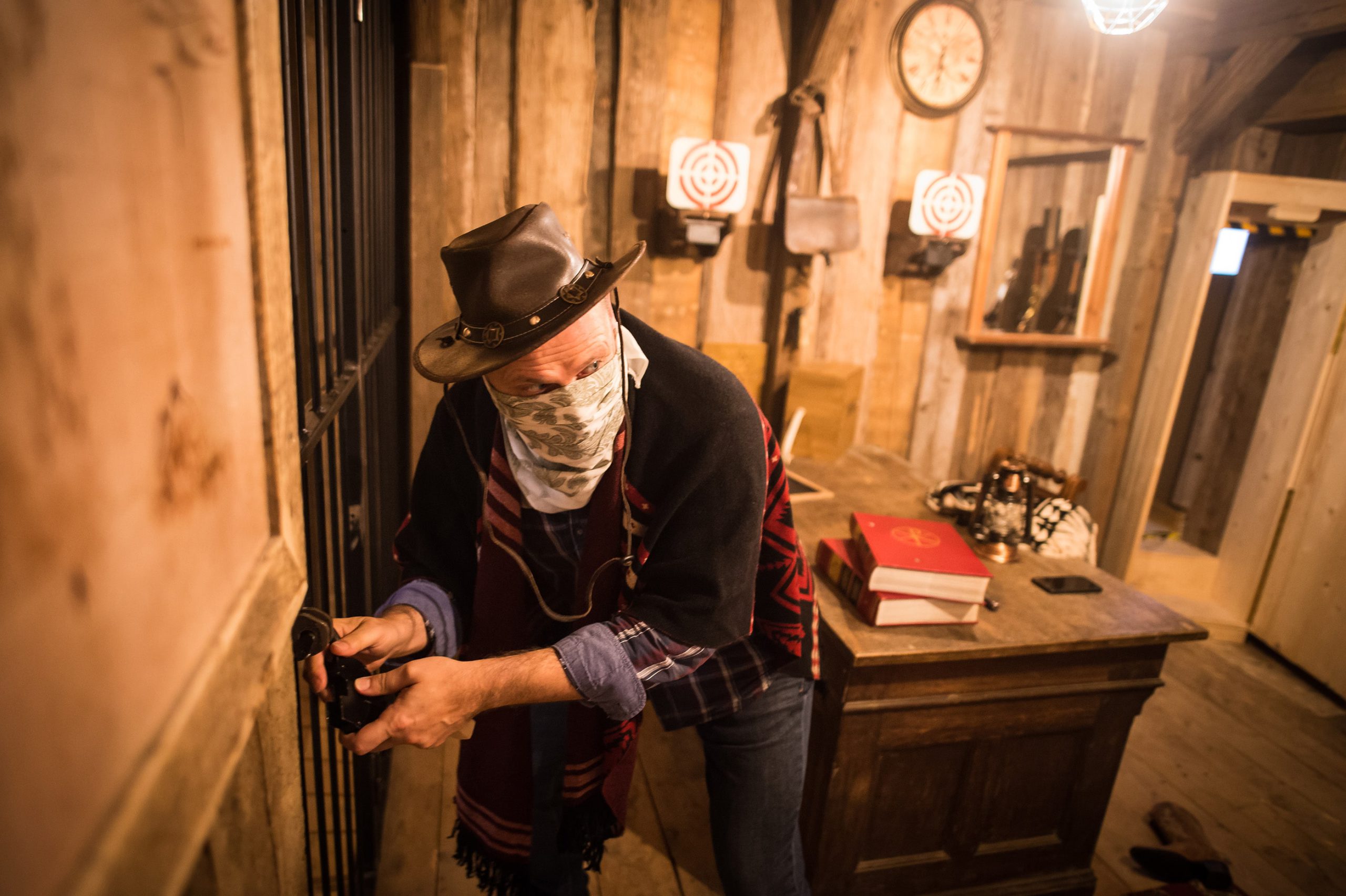 Vermummter Western-Gangster im Escape Room Game Western Jailbreak von Time-Busters Wien