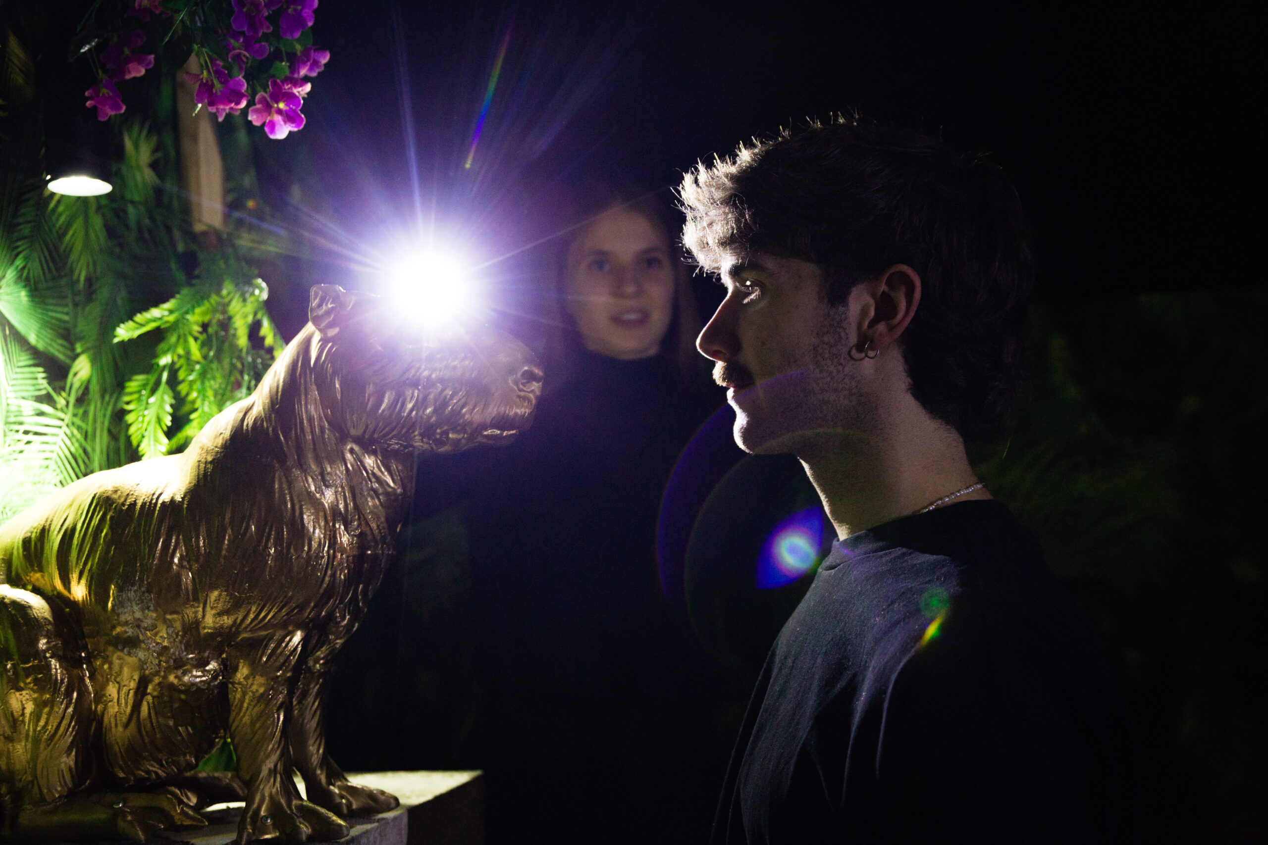 Escape Room Spieler findet Capybara Statue im Dschungel