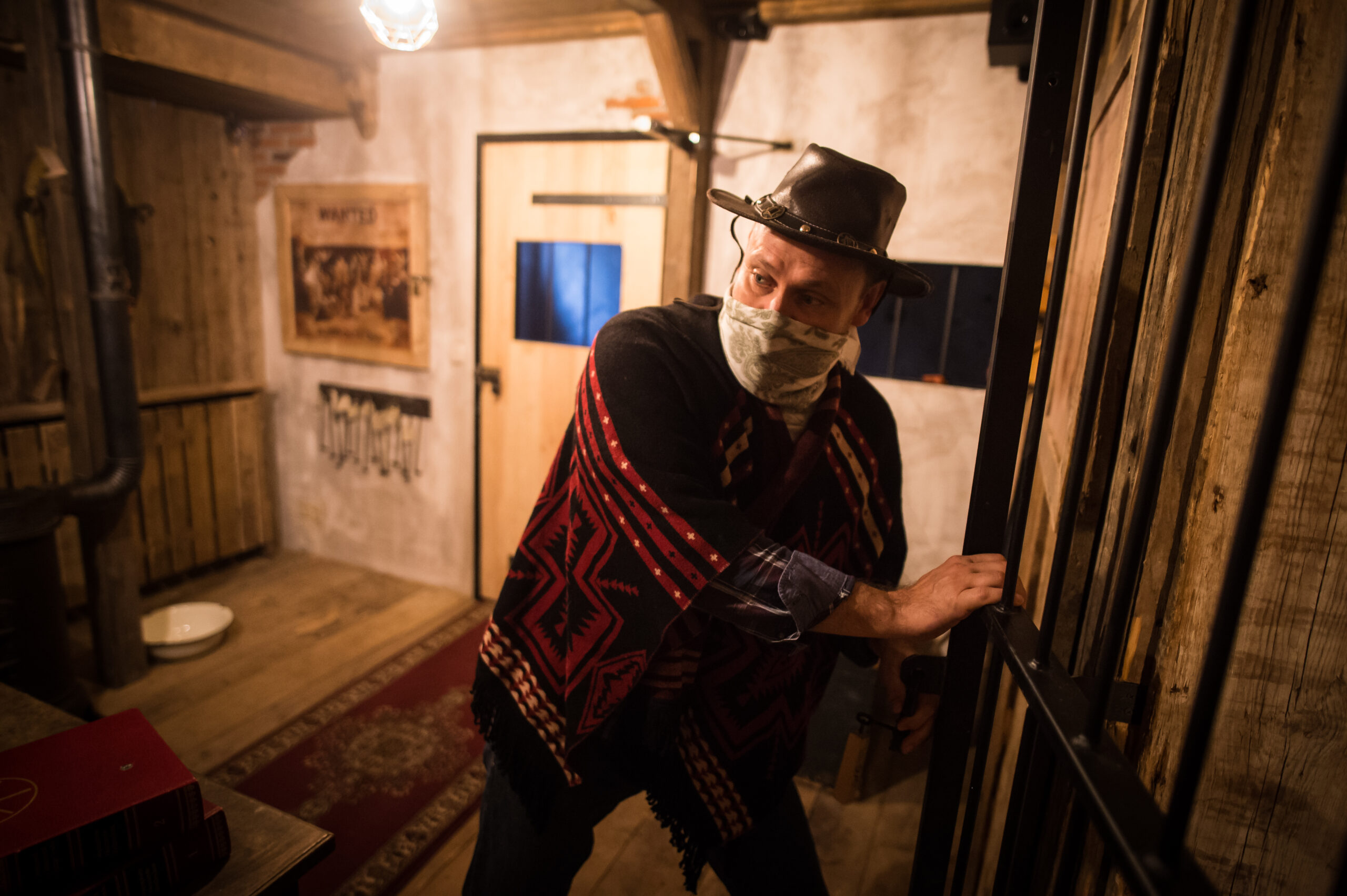 Spieler öffnet Geheimtüre in Escape Room