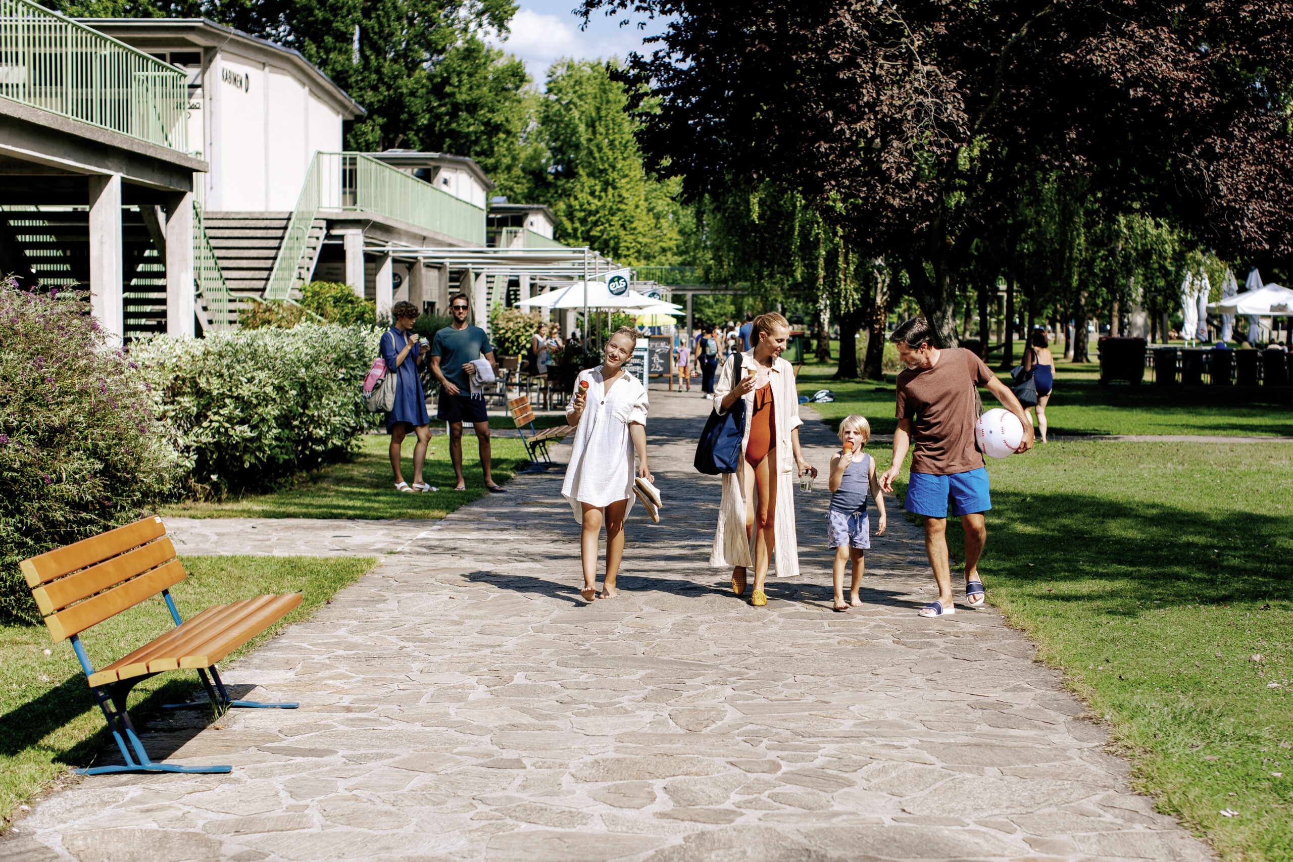 Eltern mit Kindern in Strandbad