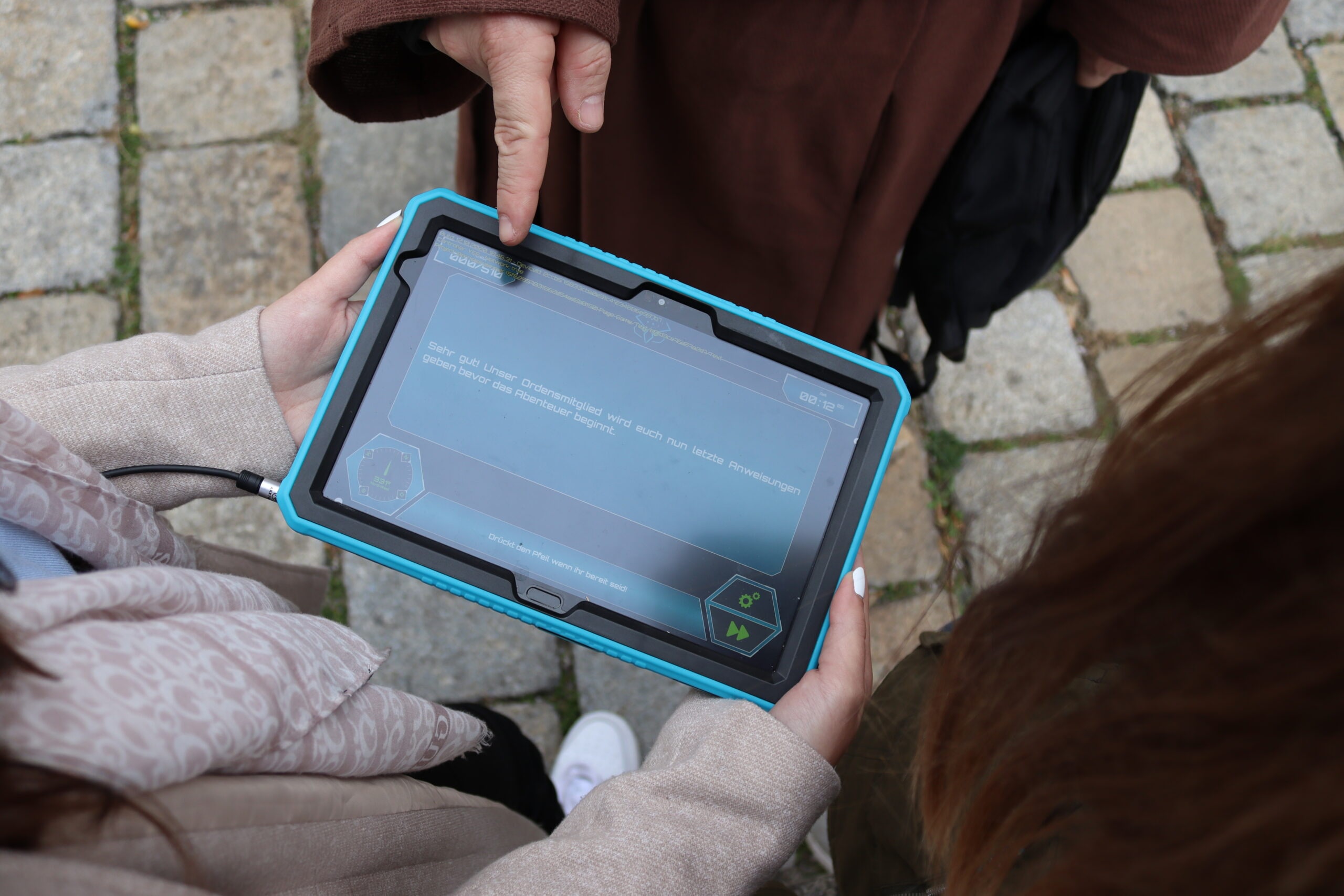 Escape Gape Die Spure des Zaren der Time-Busters in Wien: Zwei Spieler halten Laptop mit Hinweisen