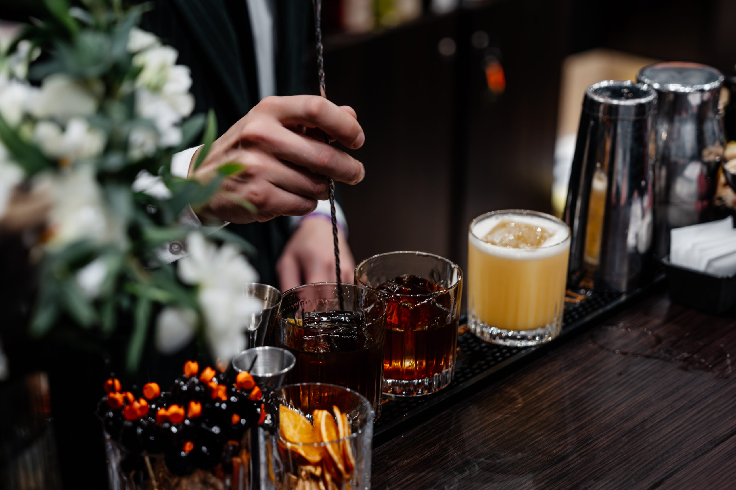 Barkeeper mischt bunte Cocktails