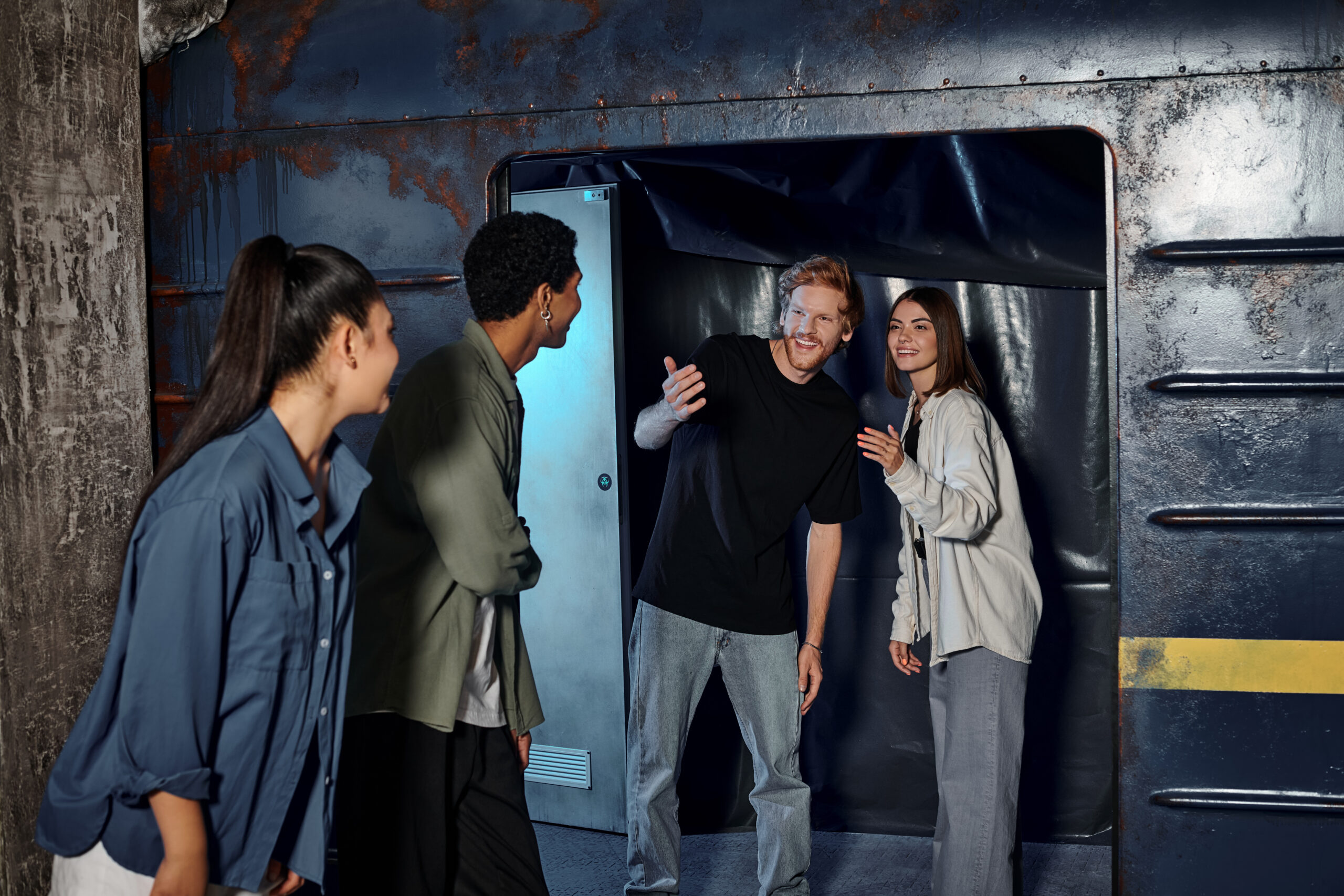 Junge Menschen jubeln nach erfolgreich gemeisterter Teamarbeit im Escape Room