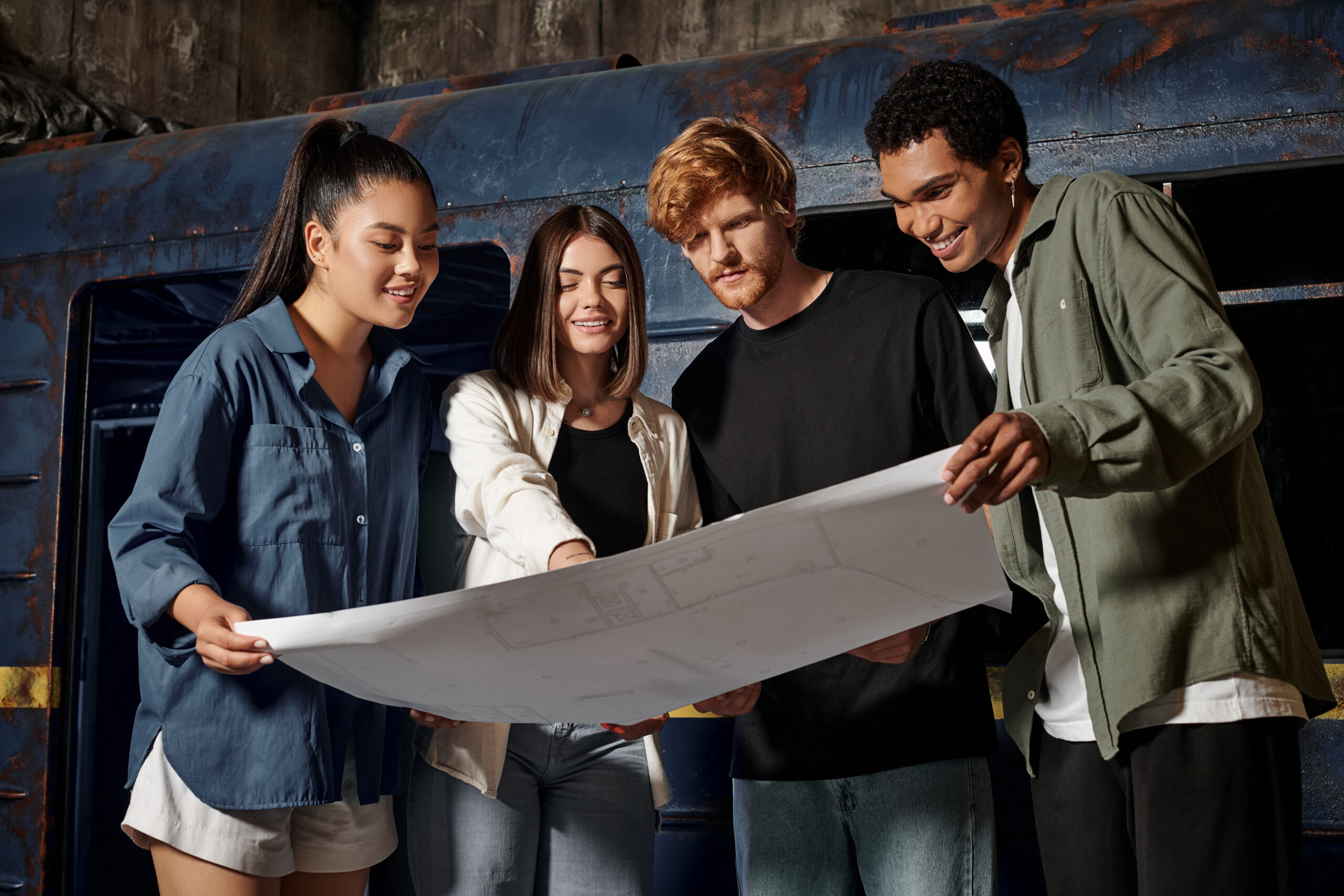 Gruppe junger Erwachsener diskutiert eine Lösung im Escape Room