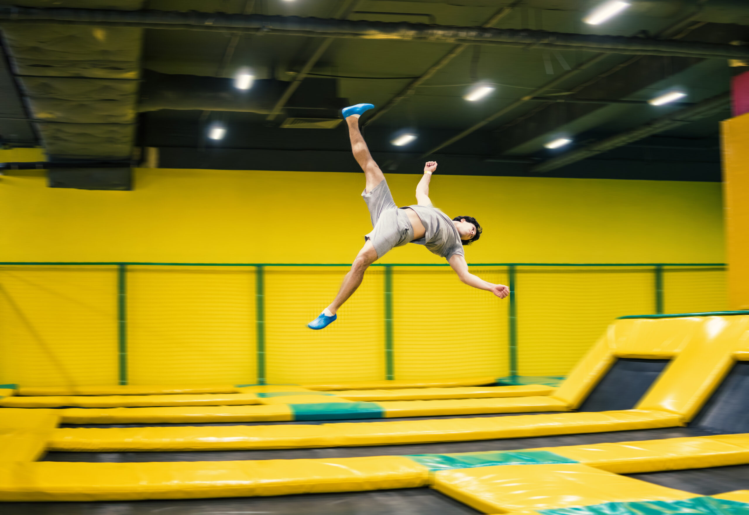 Person springt auf einem Indoor-Trampolin in Wien – actionreiche Aktivität für heiße Sommertage und Familien