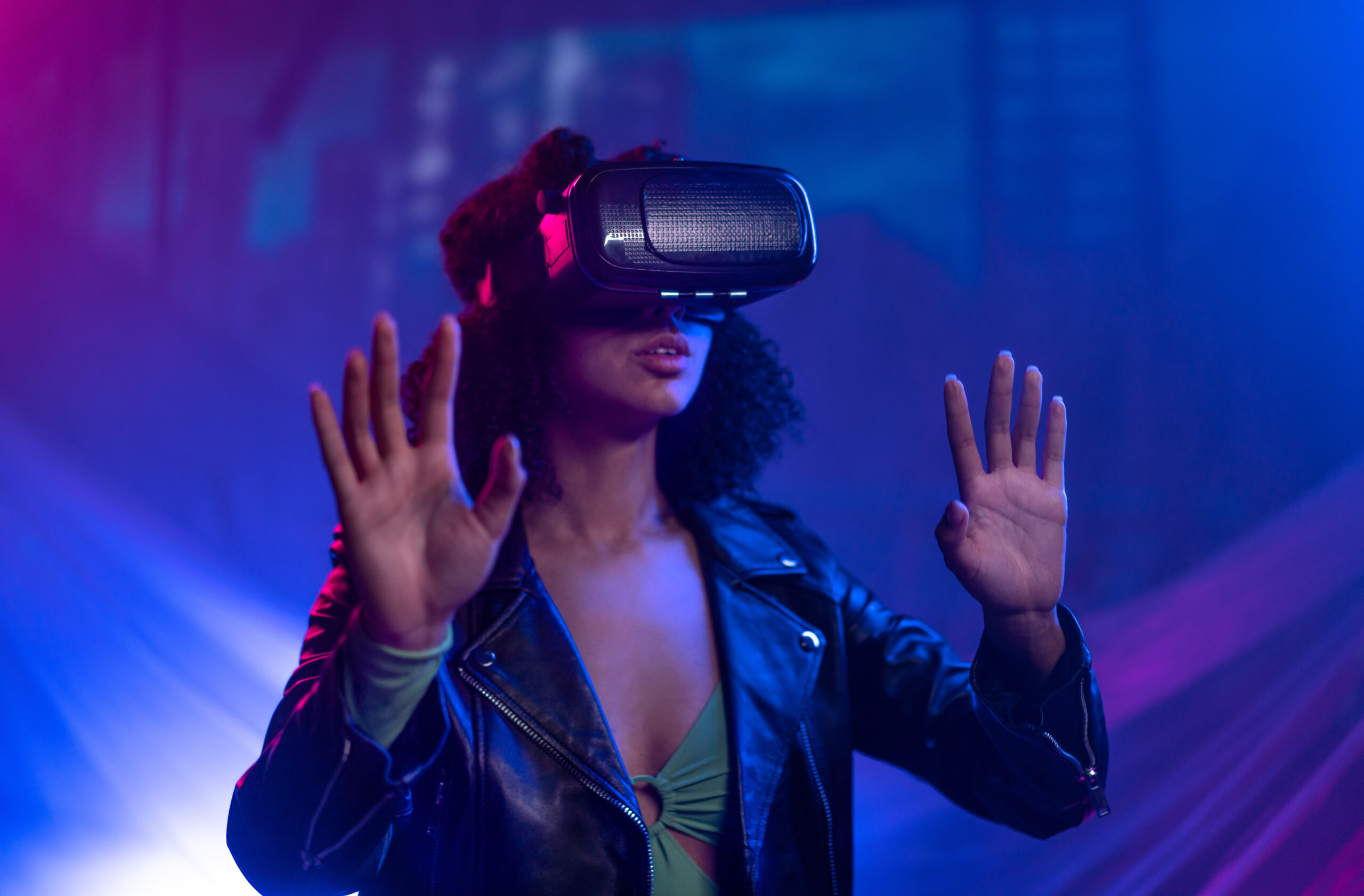 Spielerin mit Virtual Reality Brille im Escape Room der Zukunft