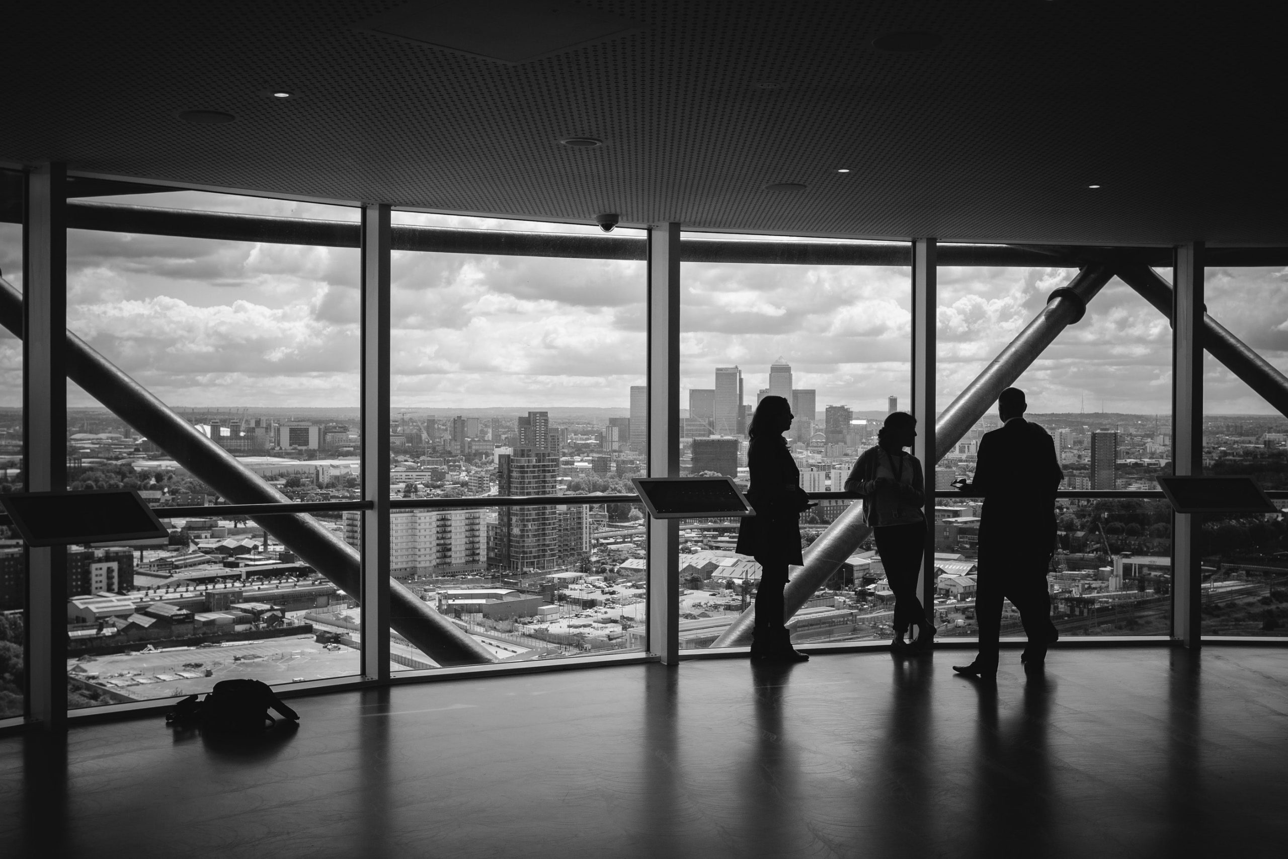 schwarz-weiß-Foto von Blick aus Hochhaus auf Millionenstadt